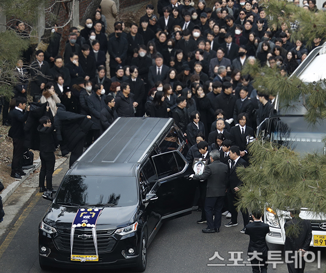 Rất nhiều đồng nghiệp như Jung Woo Sung, Gong Hyo Jin, Yoo Hae Jin, Kim Dong Wook... cùng người thân thiết đã đến tiễn đưa tài tử đoạn đường cuối