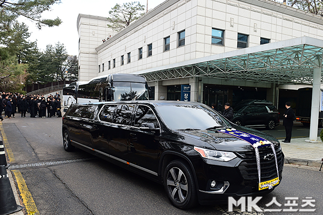 Linh cữu Lee Sun Kyun được đưa đi hỏa táng tại Trung tâm hỏa táng Suwon, tro cốt sau đó sẽ được đặt tại khu tưởng niệm Samsung, tỉnh Gyeonggi