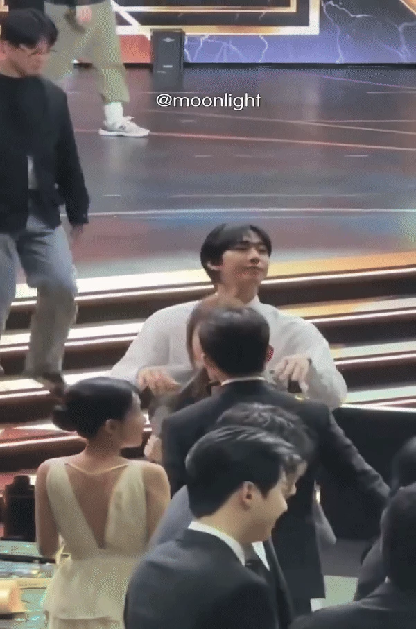Cặp đôi màn ảnh tương tác tự nhiên, thoải mái trước ống kính. Thậm chí, họ còn vẫy tay chào khán giả, tươi cười với người hâm mộ sau khoảnh khắc thân mật gây náo loạn SBS Drama Awards 2023