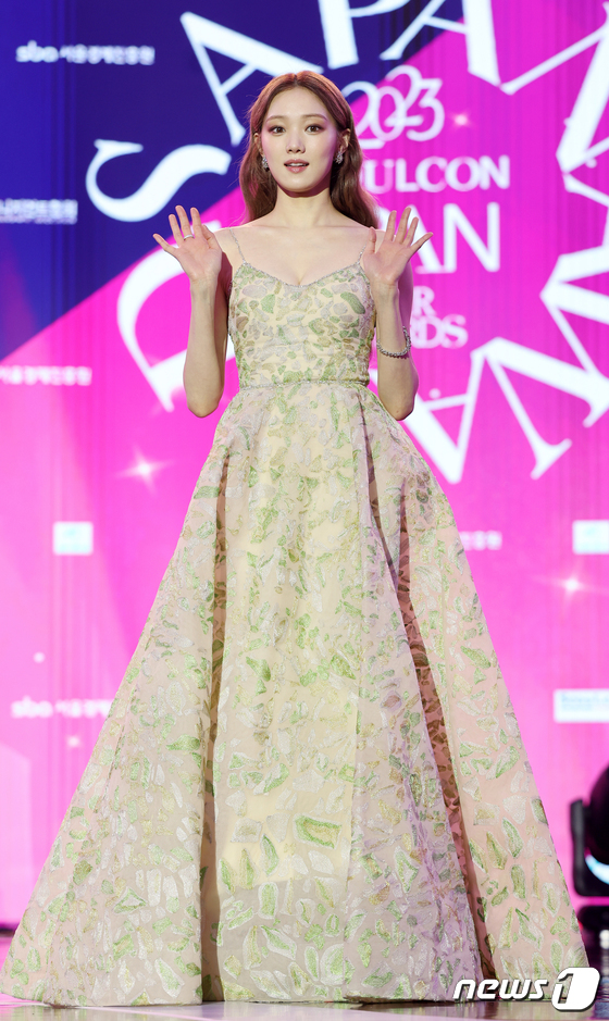 Nữ diễn viên diện váy pastel tính, lấp ló vòng 1 căng đầy quyến rũ. Nhờ lợi thế vóc dáng chuẩn mẫu, Lee Sung Kyung luôn tỏa sáng trên thảm đỏ sự kiện