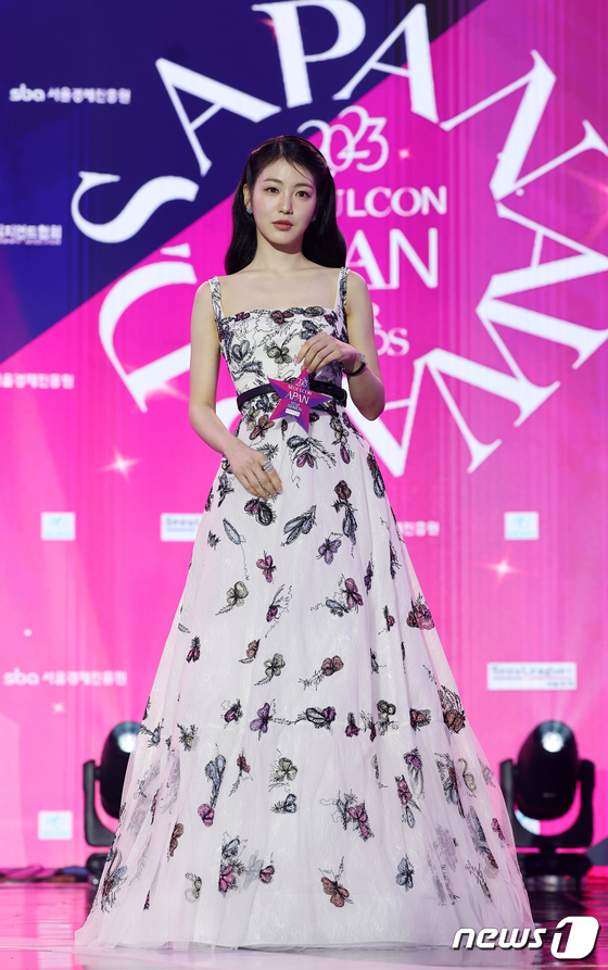 Chiếc váy bồng bềnh tôn lên vẻ đẹp ngọt ngào của Shin Ye Eun