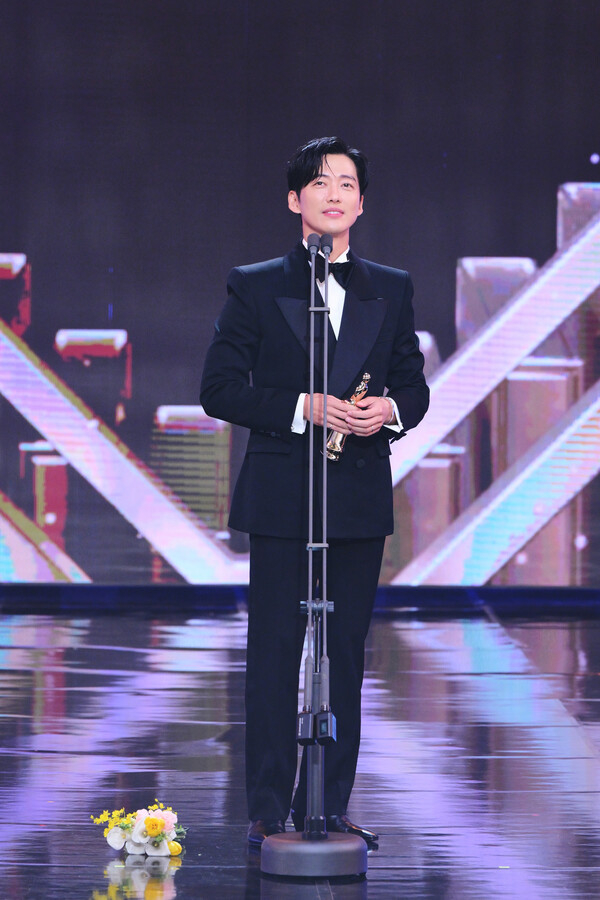 Phim cổ trang hay nhất 2023 phá kỷ lục thắng 9 giải lớn, Nam Goong Min ẵm cúp Daesang ở MBC Drama Awards 2023