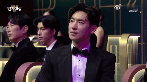 Cũng tại SBS Drama Awards, Lee Je Hoon rưng rưng, không giấu nổi cảm xúc đau buồn khi lắng nghe Hwasa trình bày ca khúc tưởng nhớ tài tử Ký Sinh Trùng