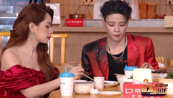 Chi Pu liên tục được camera bắt cận khoảnh khắc khi ngồi ăn cùng Amber và dàn 