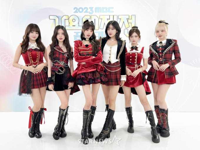 Nhóm nhạc toàn mỹ nhân IVE diện những bộ váy tông đỏ nổi bật tại nhạc hội được mong chờ nhất năm. Không có gì ngạc nhiên khi nữ thần Jang Won Young là thành viên nổi bật nhất