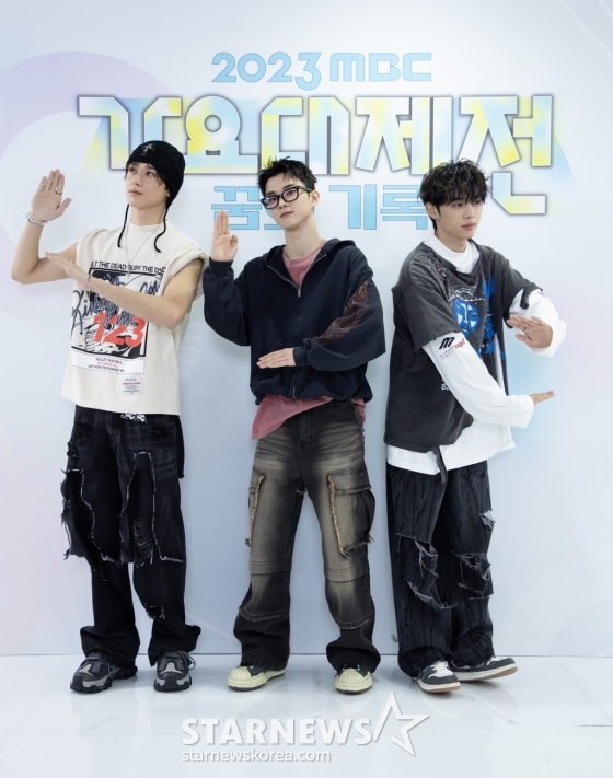 Nhóm nhỏ Juyeon, Q và Sunwoo của The Boyz đem phong cách thập niên 1990 đến đại nhạc hội hot nhất năm