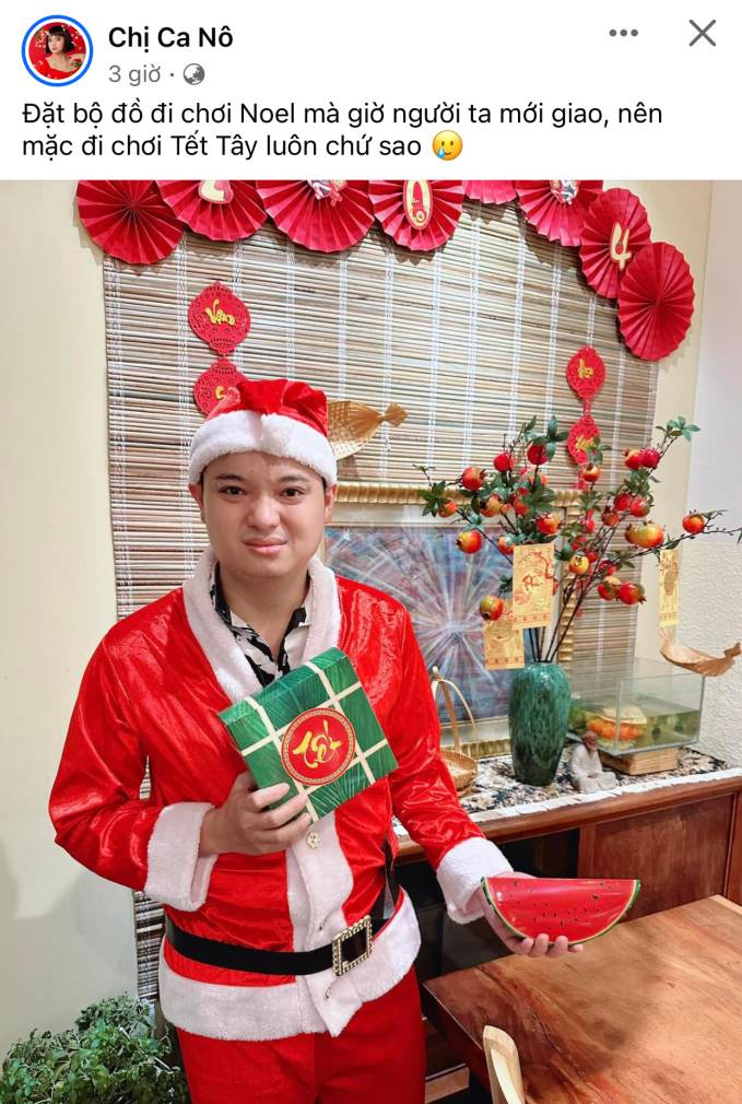 Diễn viên Lê Nhân khiến netizen dở khóc dở cười khi phải mặc đồ ông già Noel đón Tết Dương lịch 2024. Nam diễn viên chia sẻ nguyên nhân cho tình huống éo le này: 