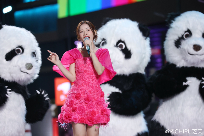 Khán giả Trung Quốc phản hồi tích cực cho visual và màn thể hiện của Chi Pu tại đại nhạc hội đón năm mới của đài Hồ Nam
