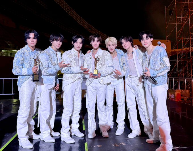 NCT Dream nâng cúp Daesang của SMA 2024 nhận về 