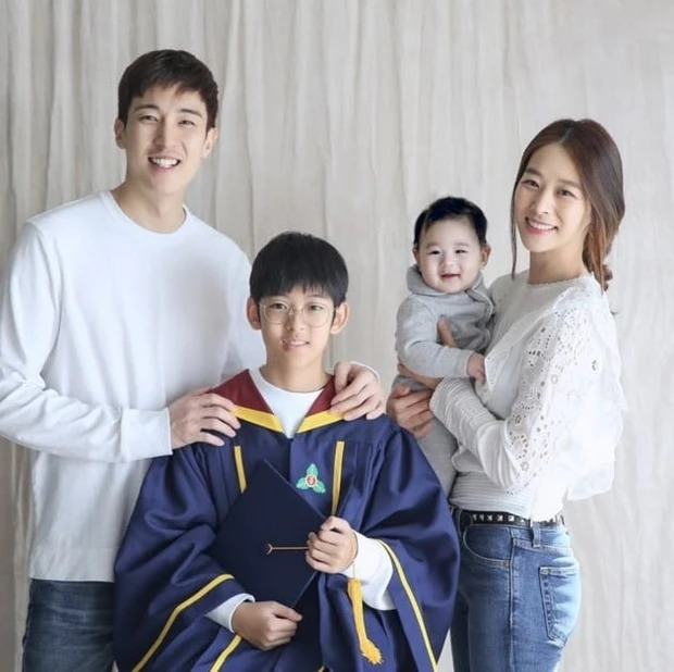 Theo truyền thông xứ kim chi, nam diễn viên họ Kang rất yêu thương con riêng của vợ