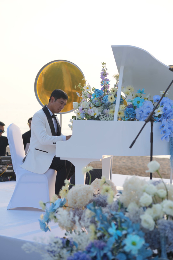 Nhạc sĩ Hồ Hoài Anh đánh đàn trong thời khắc diễn ra hôn lễ