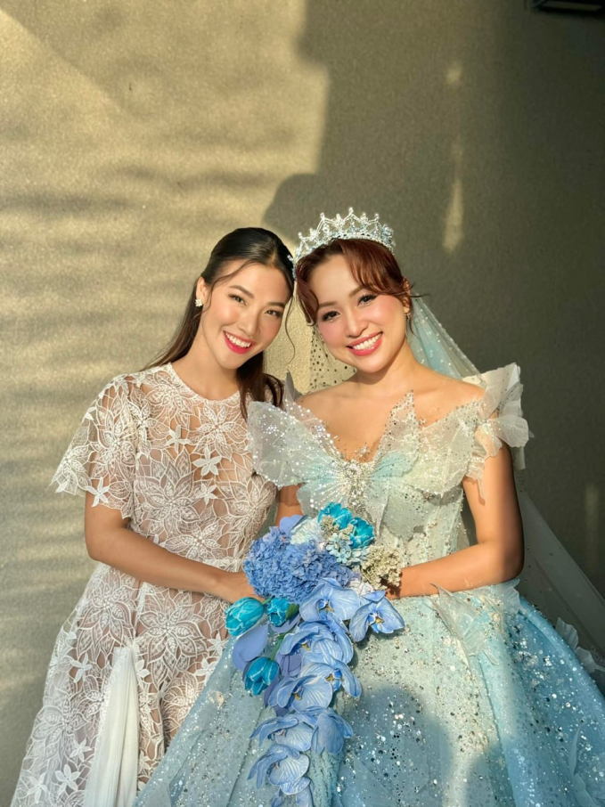 MC Hoàng Oanh chia sẻ ảnh nét chụp cùng cô dâu. Cô cũng là một trong hai MC tại đám cưới của Vân Hugo