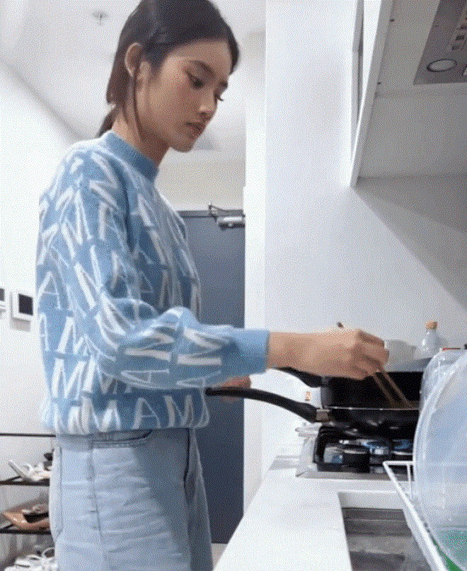 Hoa hậu Ý Nhi chọn cách về nhà nấu ăn thay vì ăn bên ngoài để giảm tiền sinh hoạt 