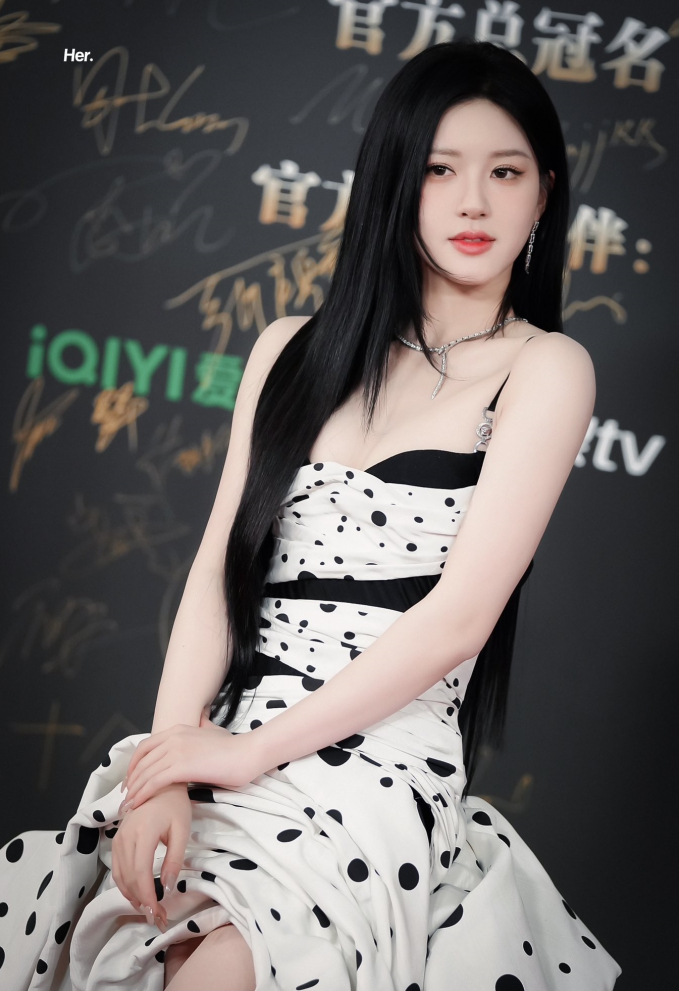 Triệu Lộ Tư xinh đẹp, gợi cảm với mẫu đầm chấm bi cúp ngực cầu kỳ tại thảm đỏ sự kiện Đêm hội Weibo. Nữ diễn viên tạo dáng cực kỳ tự tin, chuyên nghiệp
