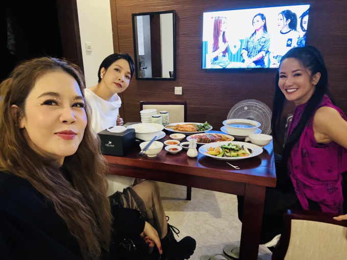 Ba chị đẹp cùng nhau ăn tối và xem Công diễn 5 trước khi biểu diễn ở sự kiện tại Quảng Bình