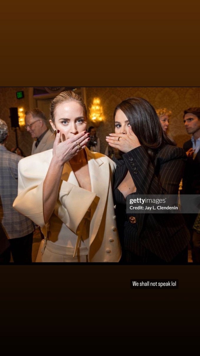 Selena liên minh cùng Emily Blunt đáp trả “thánh soi” bằng hình ảnh được chụp tại lễ trao giải AFI Awards 2023 diễn ra vào hôm 12/1 (giờ Mỹ)