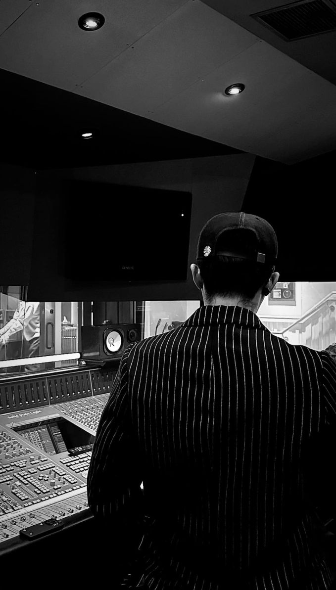 G-Dragon cũng ghé thăm 1 studio làm nhạc trong thời gian ở Los Angeles
