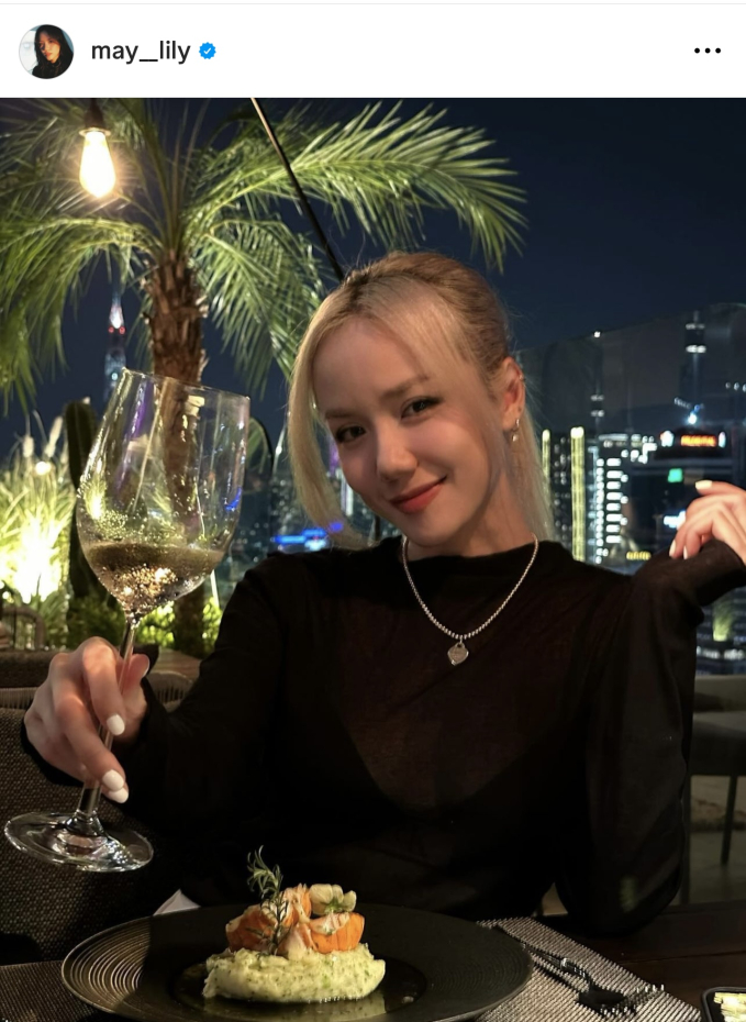 Phương Ly đăng tải bức hình xuất hiện rạng rỡ đi ăn tối tại một nhà hàng