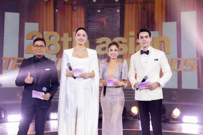 Lương Thùy Linh là MC Việt Nam duy nhất trong dàn host tại lễ trao giải truyền hình Châu Á vừa qua