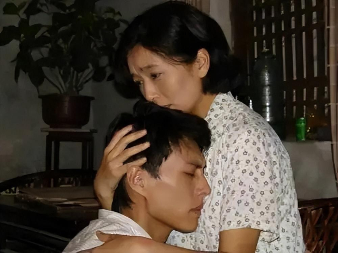 Cặp đôi đóng mẹ con trên phim nhưng yêu nhau ngoài đời, nhà gái là 