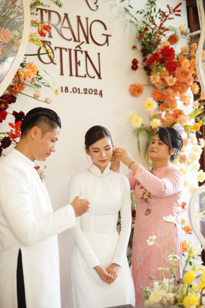 Mẹ chồng Cao Thiên Trang ân cần đeo trang sức cho con dâu 