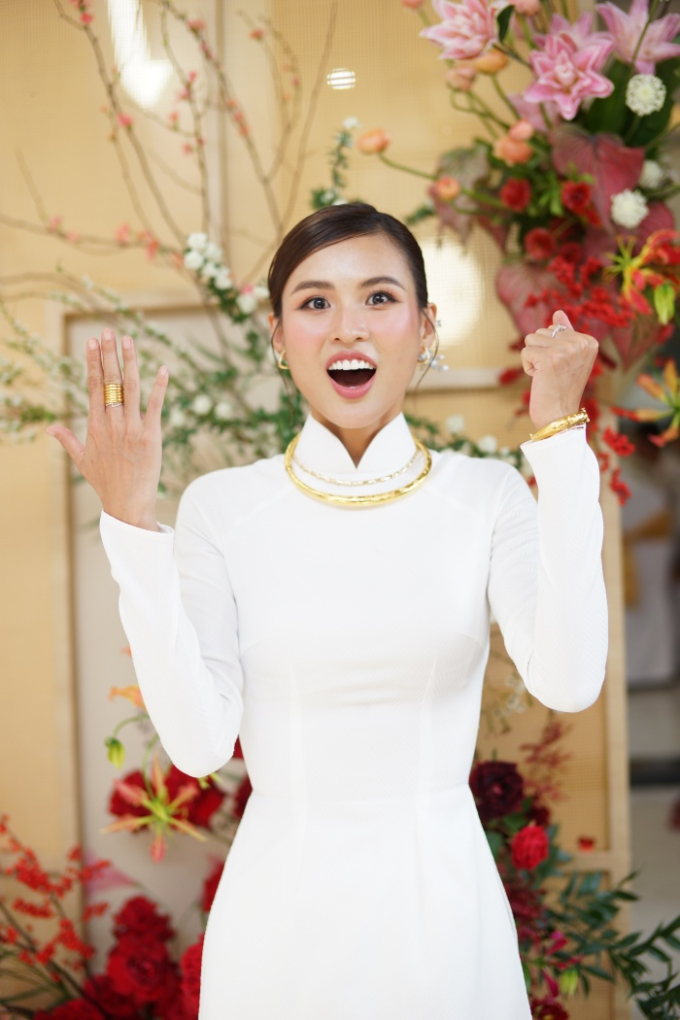 Ngoài nhẫn cưới, Cao Thiên Trang nhận nhiều bộ trang sức vàng từ gia đình, họ hàng 
