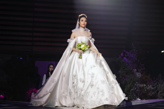 Đàm Thu Trang lộng lẫy như công chúa trong lễ cưới hoành tráng, gần 1000 khách mời cách đây 5 năm 