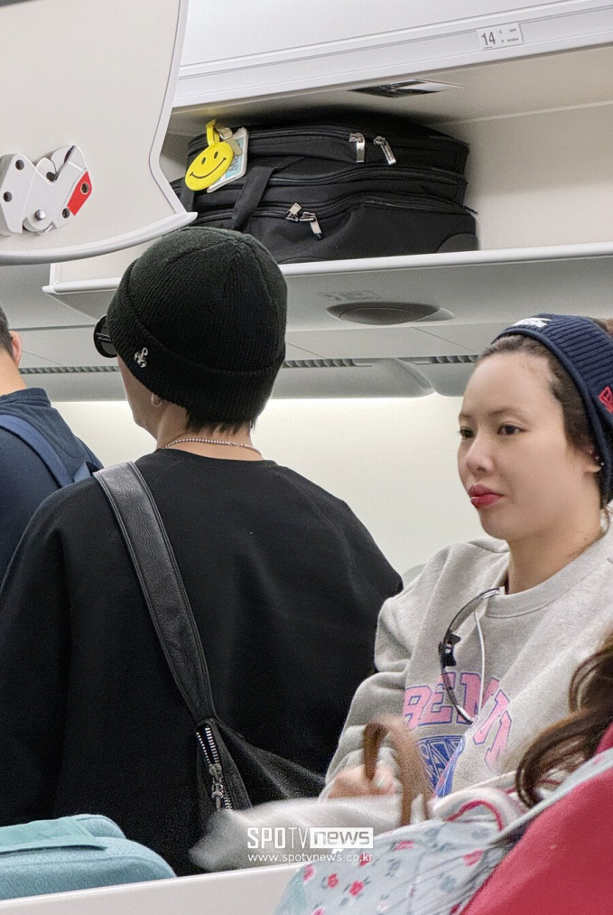 Trên máy bay, Hyuna - Junhyung như hình với bóng. Cựu thành viên 4Minute không ngại để lộ mặt mộc trong khi Junhyung che 1 phần gương mặt bằng kính râm