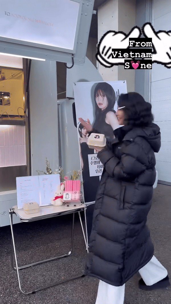 Sooyoung đặc biệt vui vẻ khi nhìn thấy banner 