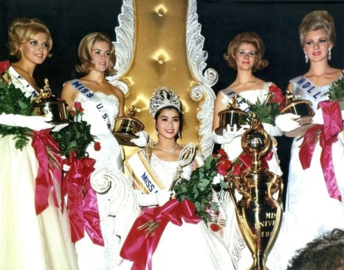   Apasra Hongsakula xuất sắc đăng quang Hoa hậu Hoàn vũ thế giới vào năm 1965. Nhan sắc của bà khi ấy vô cùng nổi bật giữa dàn mỹ nhân phương Tây  