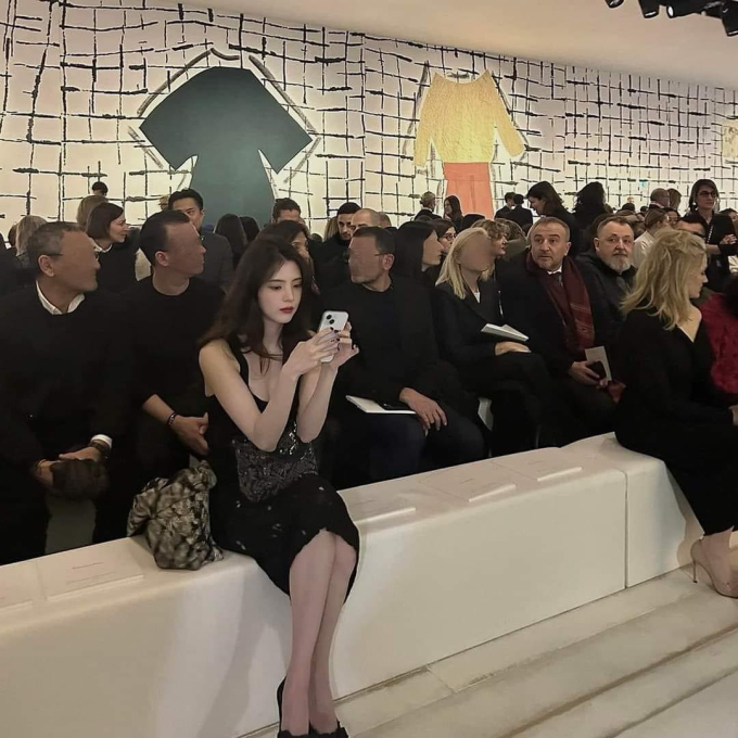 Khoảnh khắc Han So Hee ngồi 1 mình ở hàng ghế nhanh chóng trở thành meme gây bão mạng xã hội. Nữ diễn viên đẹp sang chảnh, cuốn hút và toát lên thần thái kiêu kỳ trong bức ảnh này. Từ đây, khán giả mới trêu cô nàng, đặt chú thích cho hình ảnh này là 