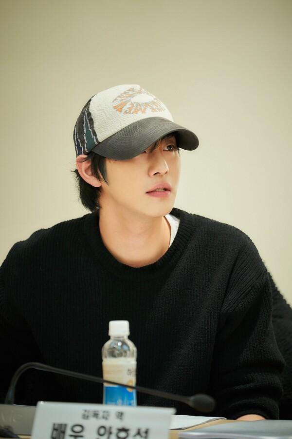 Ahn Hyo Seop góp mặt trong buổi đọc kịch bản với visual sáng bừng, không thua kém gì đàn anh Lee Min Ho