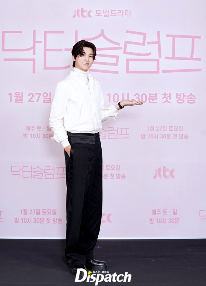 Trong khi đó, Park Hyung Sik cũng gây ấn tượng không kém bằng diện mạo lịch lãm, điển trai như bạch mã hoàng tử