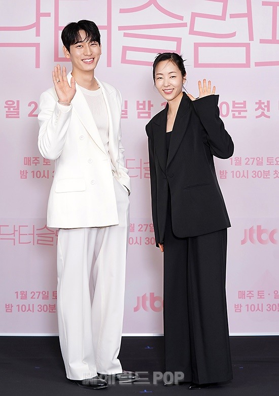 Tham dự buổi họp báo ra mắt phim còn có bộ đôi diễn viên phụ Yoon Park và Gong Sung Ha
