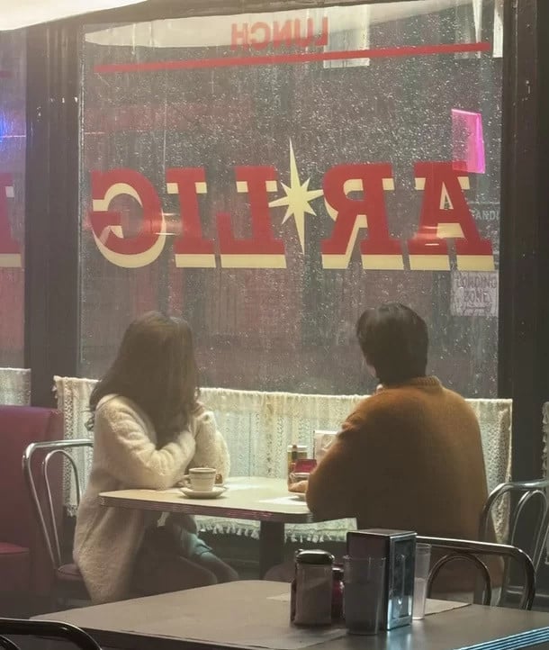 2 nghệ sĩ được cho là tận hưởng buổi hẹn hò lãng mạn ở 1 quán cà phê trên đất Mỹ