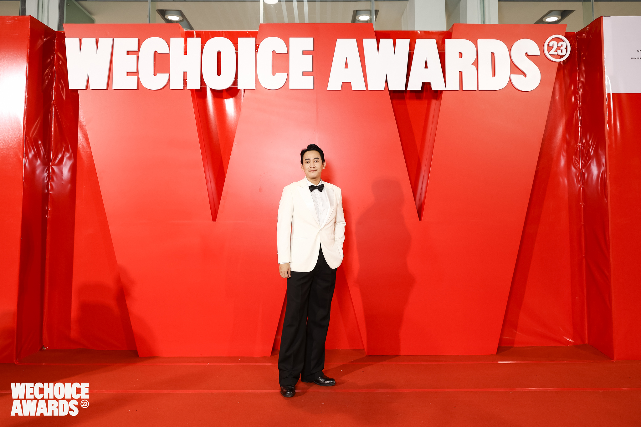 Hứa Vĩ Văn trên thảm đỏ WeChoice Awards 2023