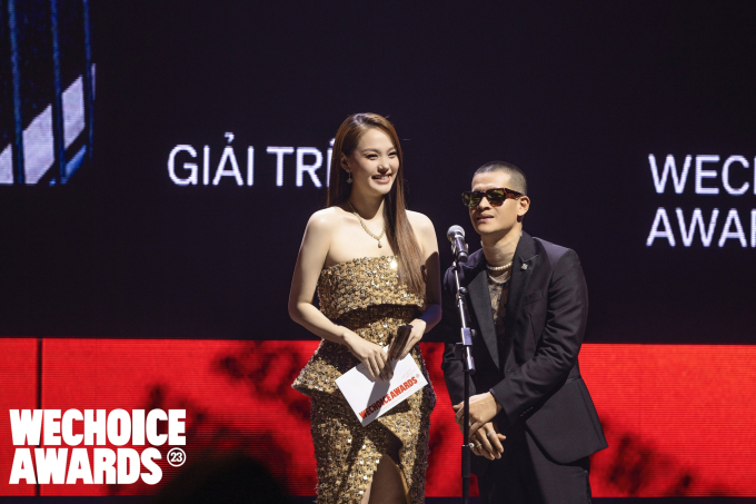 Minh Hằng sánh đôi cùng đạo diễn Việt Tú trong phần trao giải của WeChoice Awards 2023. Trên sân khấu, nữ nghệ sĩ tiếp tục tỏa sáng với vẻ ngoài rạng rỡ, tươi tắn và quyến rũ