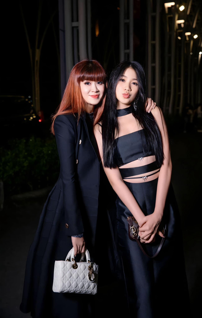 Lưu Thiên Hương cùng con gái tham dự đêm Gala vinh danh và trao giải WeChoice Awards 2023 tại thành phố Hồ Chí Minh