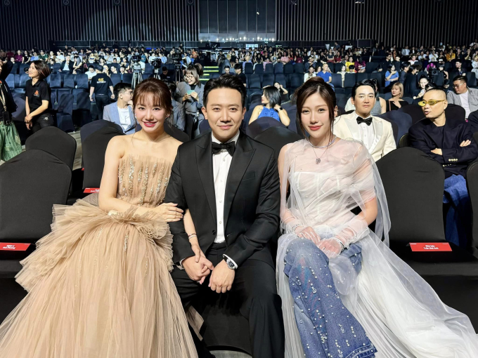 Trấn Thành xuất hiện cùng bà xã Hari Won và em gái Uyển Ân tại Gala