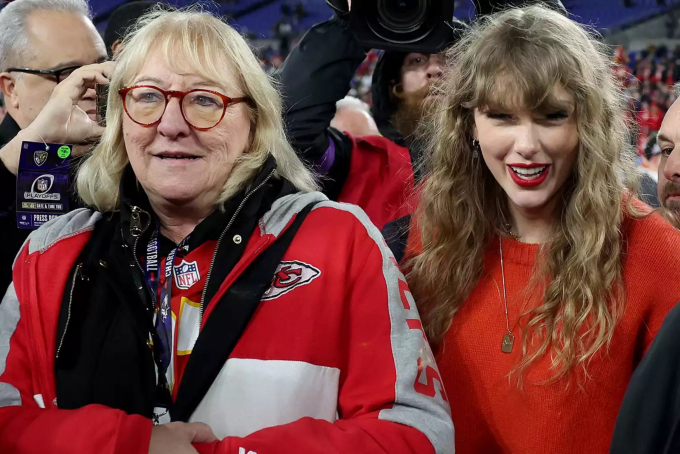 Taylor Swift đồng hành cùng gia đình của bạn trai trong suốt trận đấu