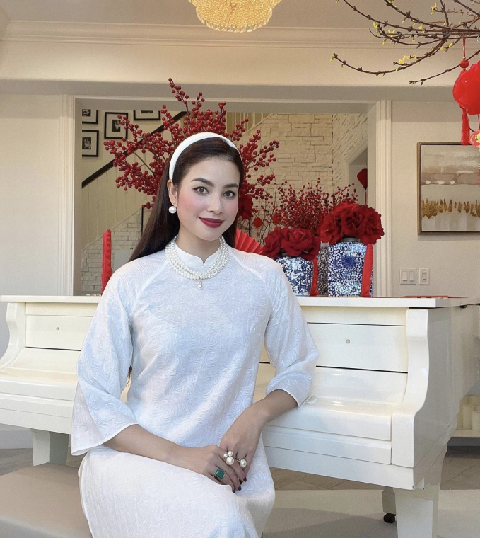 Hoa hậu Phạm Hương diện áo dài, khoe không gian nhà ở Mỹ ngập không khí Tết Việt 