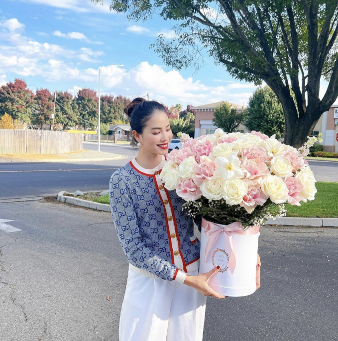 Ngoài thời gian chăm con, Hoa hậu Phạm Hương hiện quản lý một cửa hàng hoa tươi tại Mỹ 