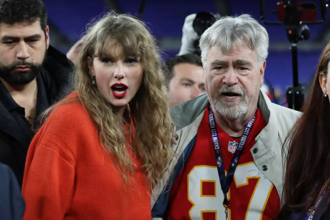 Clip 4,7 triệu view: Taylor Swift khoá môi bạn trai giữa sóng live mừng chiến thắng lịch sử mở đường đến Super Bowl, xoá bỏ 