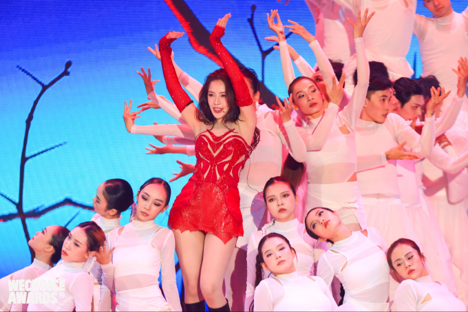 Chi Pu trình diễn hai ca khúc Đóa Hoa Hồng và Miss Showbiz tại Gala WeChoice 