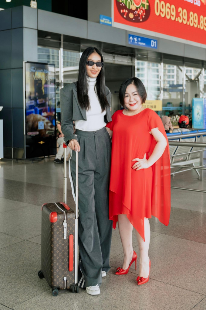  Quán quân The Face Vietnam Huỳnh Tú Anh xuất hiện đầy cá tính tại sân bay, lên đường tới kinh đô thời trang bậc nhất thế giới