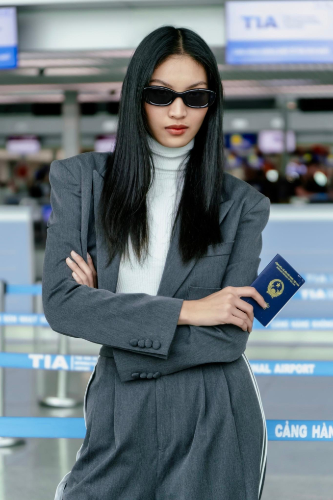 Huỳnh Tú Anh lộ diện tươi tắn, đầy cá tính tại sân bay