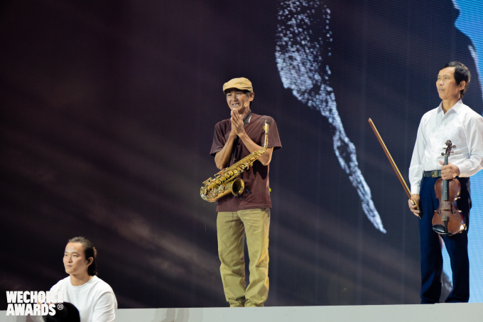 Chú Phan Vinh lại là một nghệ sĩ saxophone du ca ở thành phố Đà Lạt. Tiếng kèn của chú Phan Vinh từng khiến bao nhiêu trái tim du khách ở khu vực gần chợ Đà Lạt phải thổn thức. 