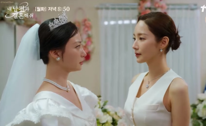Park Min Young lấn át “tiểu tam” khi cùng diện váy cưới sến rện, cân đẹp outfit nhưng vẫn thua truyện tranh?