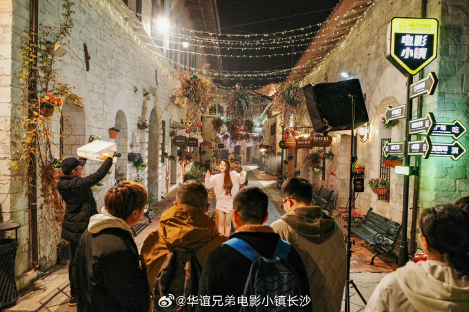Chi Pu được đài Hồ Nam ưu ái quay hẳn 1 MV riêng cho tiết mục biểu diễn kết hợp với Trương Đống Lương của cô