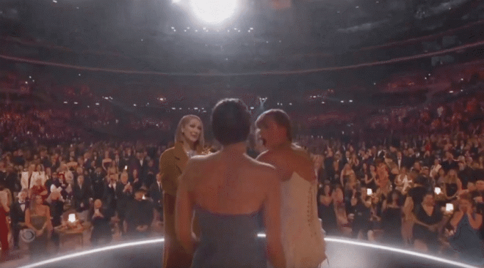 Celine Dion vui vẻ trao cúp Grammy cho Taylor